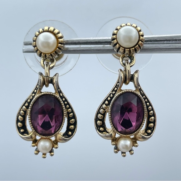 Stunning Vintage Avon 1974 Queensbury Earrings Faux Amethyst & Pearl Dangles - Picture 1 of 7